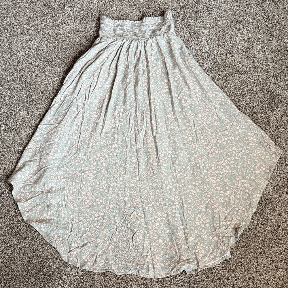 Elegant A-Line Floral Skirt in Soft Gray